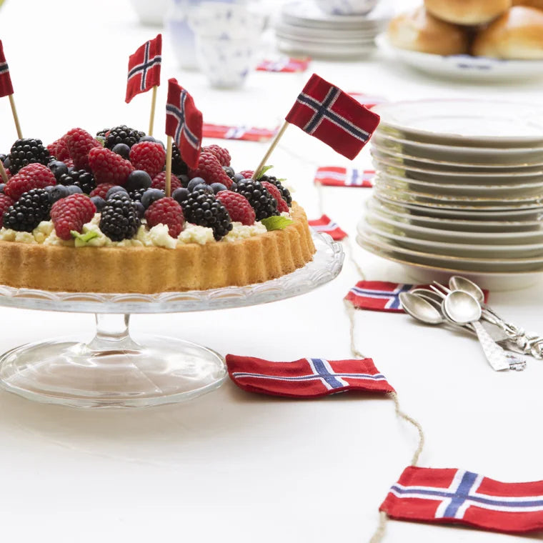 Stor flaggrekke med 10 flagg