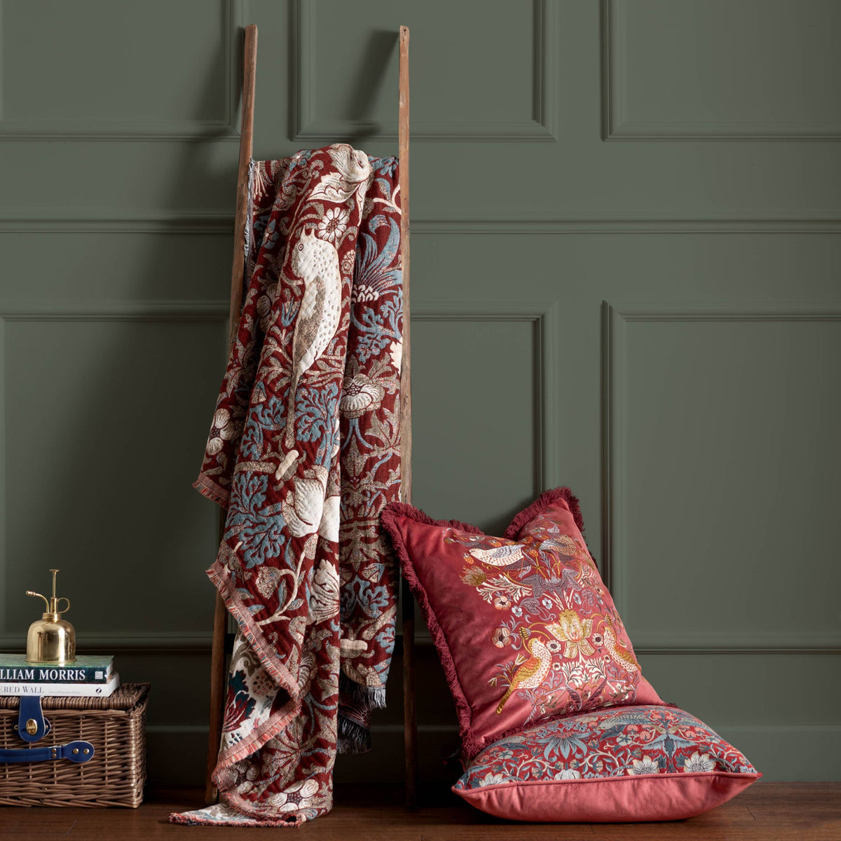 Strawberry Thief Jacquard Throw Berry: Berry / 130 x 170cm