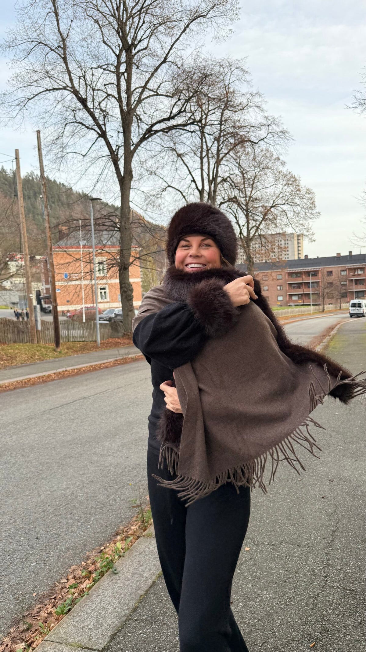 Noma Jackie ullskjerf med fuskepels – taupe / sjokoladebrun / lys beige