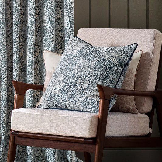 Marigold jacquard putetrekk med kantbånd i indigo, 50x50 cm.
