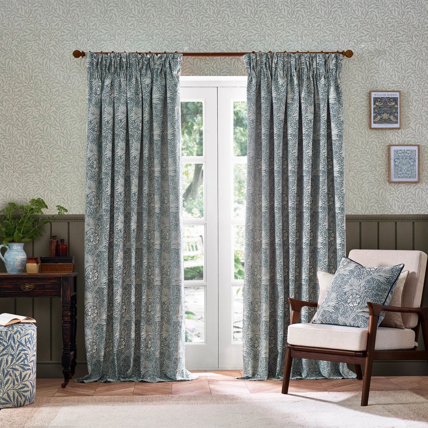 Marigold jacquard putetrekk med kantbånd i indigo, 50x50 cm.