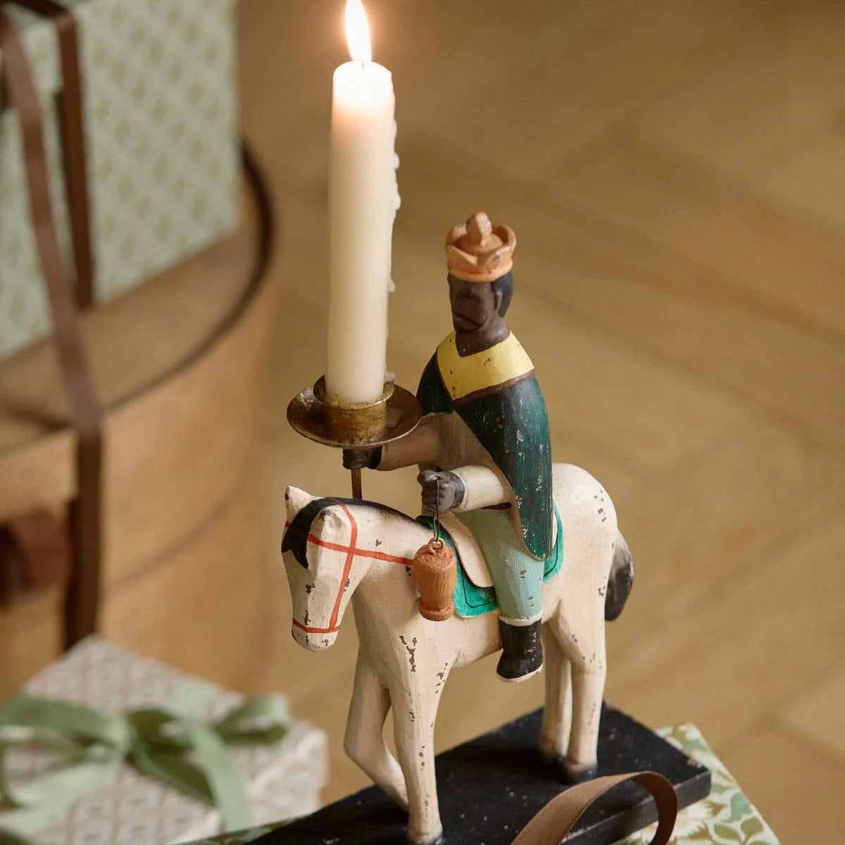 Tre vise menn på hest lysestaker