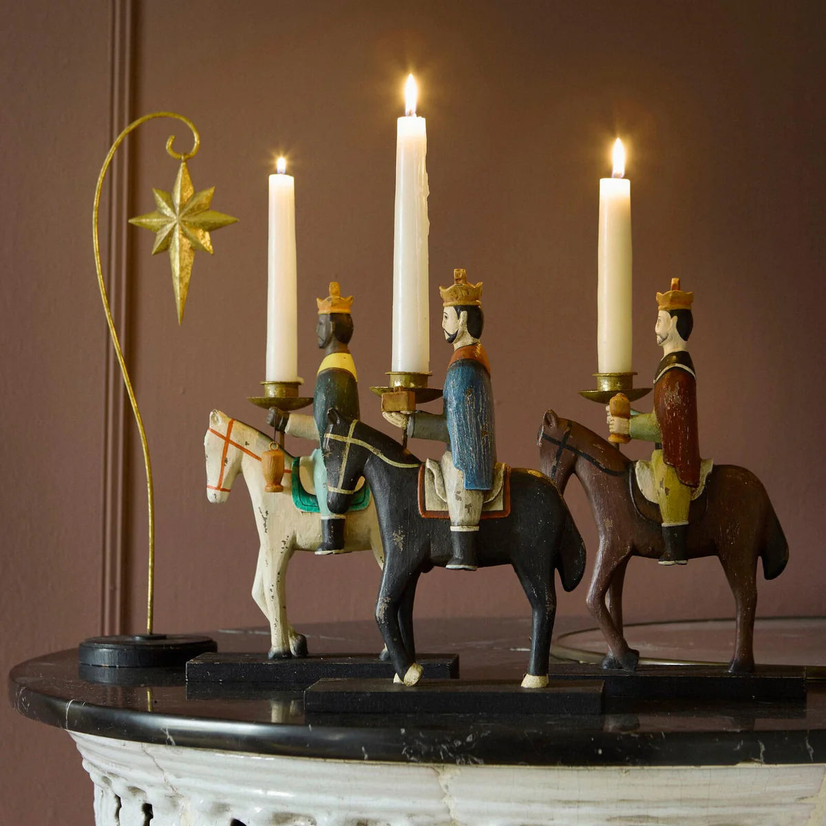 Tre vise menn på hest lysestaker