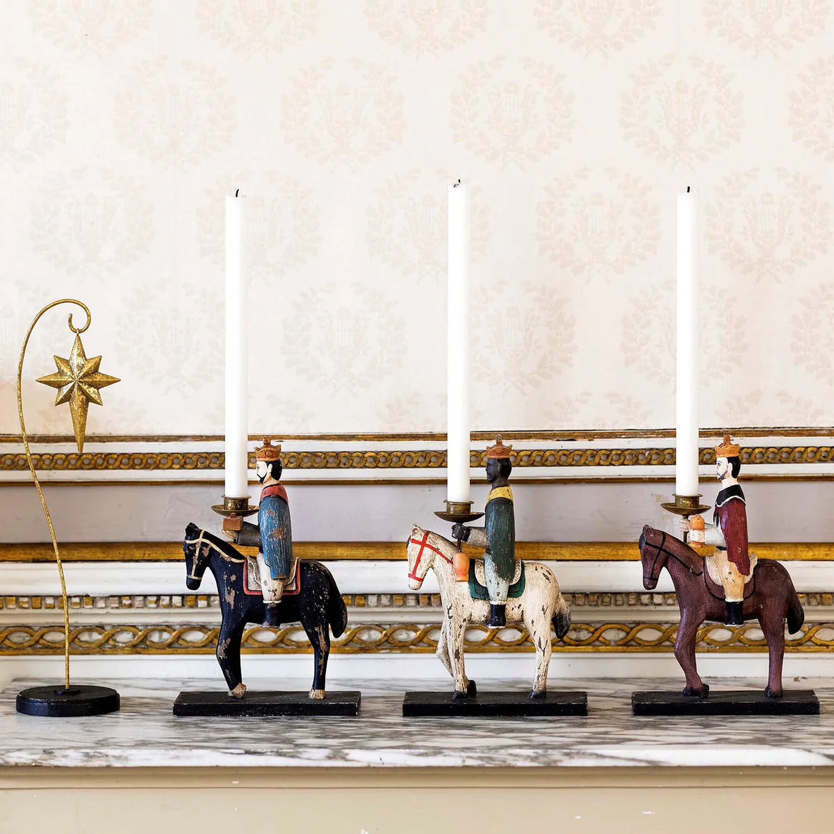 Tre vise menn på hest lysestaker