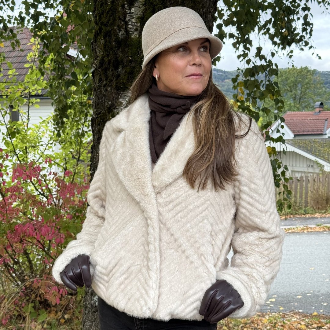 Noma Alexandra kort fuskepelsjakke – lys beige / minkbrun